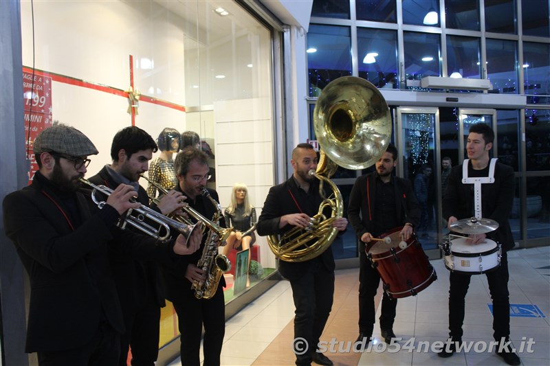 Francesco Monte alla Galleria di Bovalino con Studio54network nella Notte degli Sconti