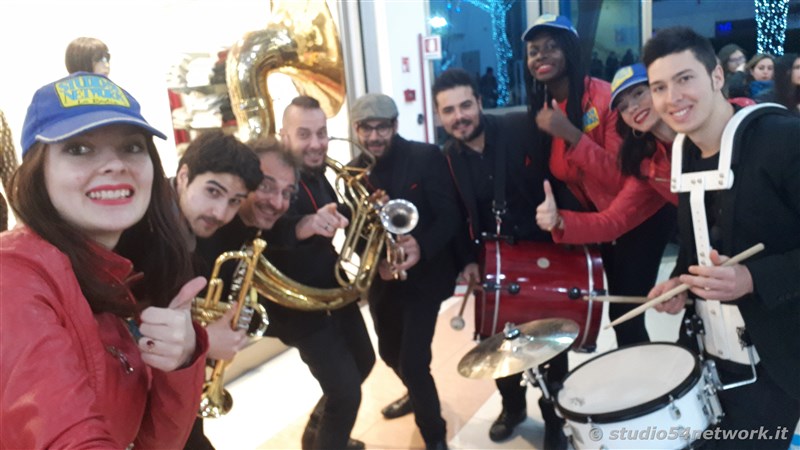 Francesco Monte alla Galleria di Bovalino con Studio54network nella Notte degli Sconti