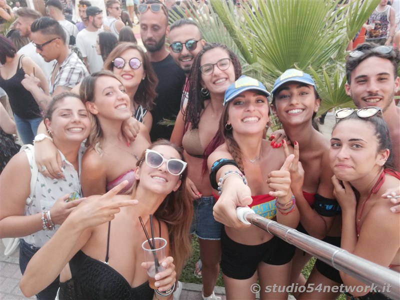 Happy Hour a Gizzeria, nell'Hang Loose Beach, con Studio54network