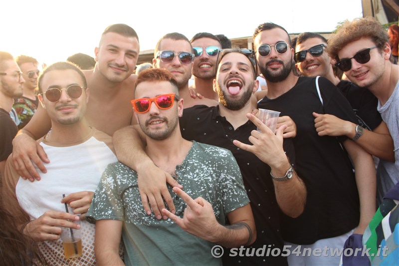 Happy Hour a Gizzeria, nell'Hang Loose Beach, con Studio54network