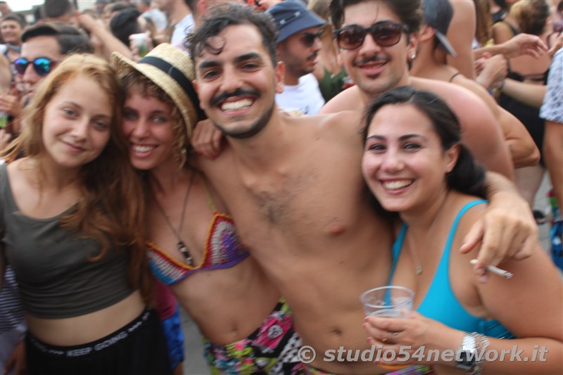 Happy Hour a Gizzeria, nell'Hang Loose Beach, con Studio54network