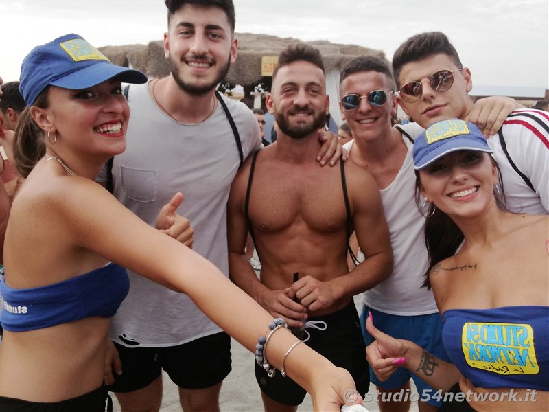 Happy Hour a Gizzeria, nell'Hang Loose Beach, con Studio54network