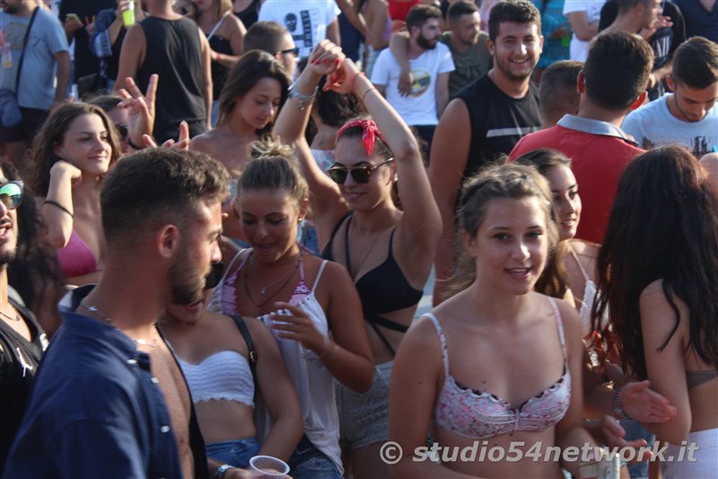 Happy Hour a Gizzeria, nell'Hang Loose Beach, con Studio54network