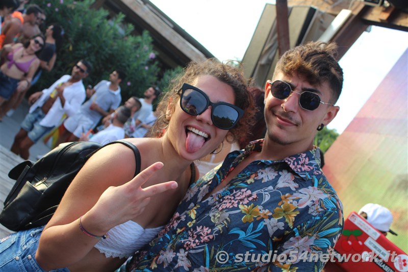 Happy Hour a Gizzeria, nell'Hang Loose Beach, con Studio54network