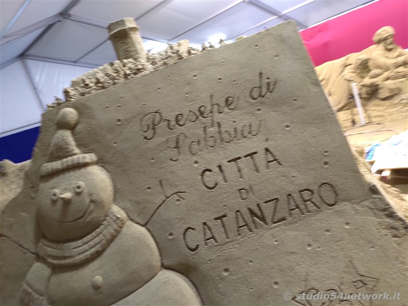 rande successo a Catanzaro su Corso Mazzini, per lo start delle feste natalizie, con il presepe di sabbia e il 54ChristmasTour,