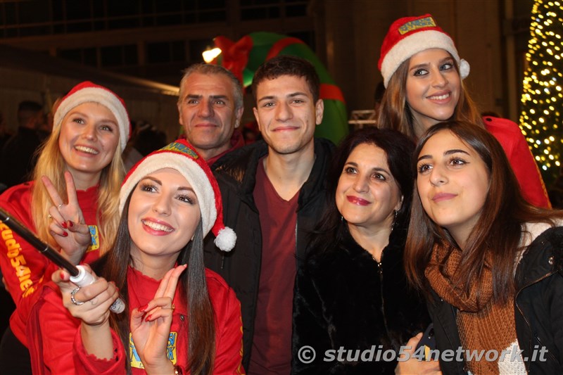 rande successo a Catanzaro su Corso Mazzini, per lo start delle feste natalizie, con il presepe di sabbia e il 54ChristmasTour,