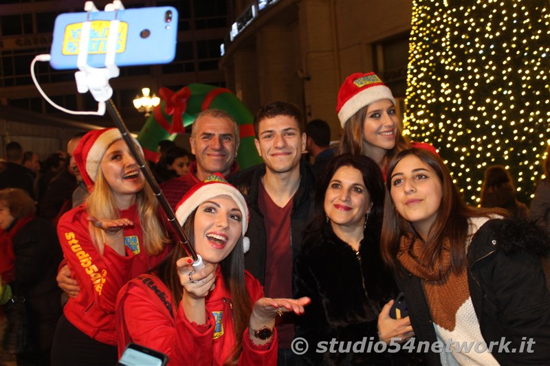 rande successo a Catanzaro su Corso Mazzini, per lo start delle feste natalizie, con il presepe di sabbia e il 54ChristmasTour,