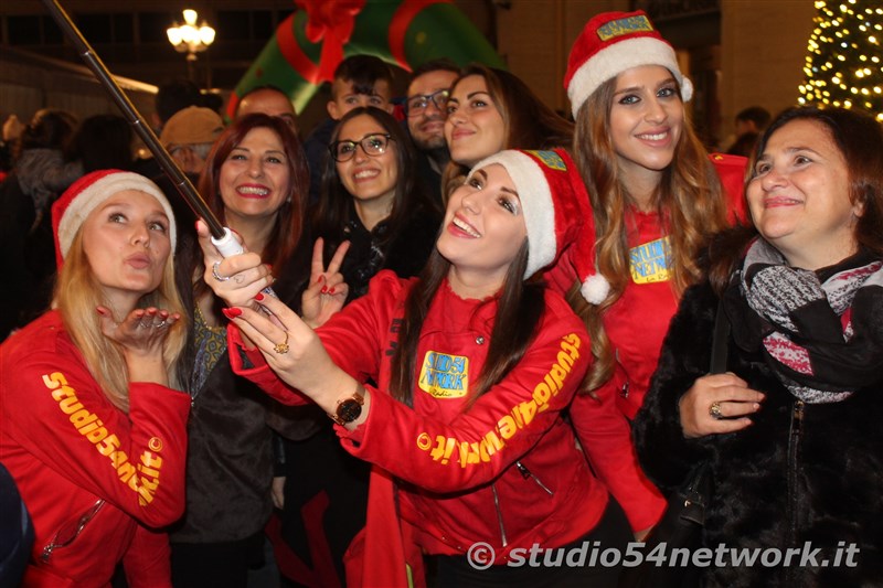 rande successo a Catanzaro su Corso Mazzini, per lo start delle feste natalizie, con il presepe di sabbia e il 54ChristmasTour,