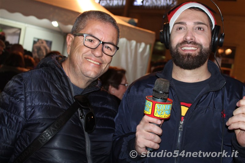 rande successo a Catanzaro su Corso Mazzini, per lo start delle feste natalizie, con il presepe di sabbia e il 54ChristmasTour,