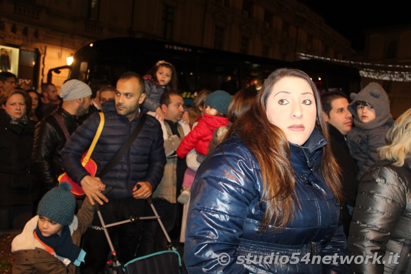 rande successo a Catanzaro su Corso Mazzini, per lo start delle feste natalizie, con il presepe di sabbia e il 54ChristmasTour,