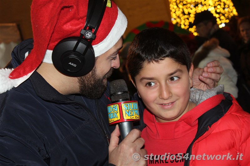 rande successo a Catanzaro su Corso Mazzini, per lo start delle feste natalizie, con il presepe di sabbia e il 54ChristmasTour,