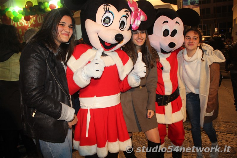 rande successo a Catanzaro su Corso Mazzini, per lo start delle feste natalizie, con il presepe di sabbia e il 54ChristmasTour,