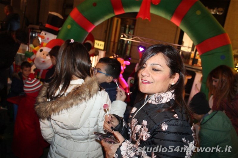 rande successo a Catanzaro su Corso Mazzini, per lo start delle feste natalizie, con il presepe di sabbia e il 54ChristmasTour,