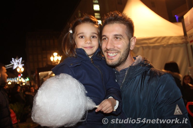 rande successo a Catanzaro su Corso Mazzini, per lo start delle feste natalizie, con il presepe di sabbia e il 54ChristmasTour,