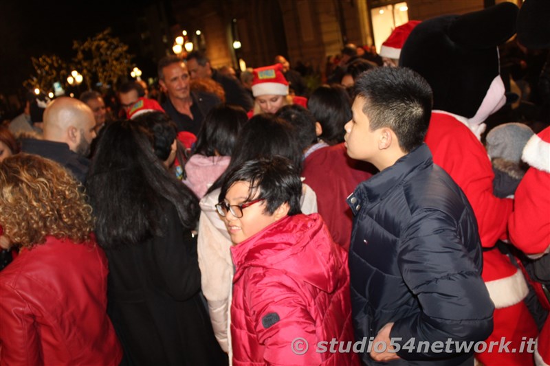 rande successo a Catanzaro su Corso Mazzini, per lo start delle feste natalizie, con il presepe di sabbia e il 54ChristmasTour,