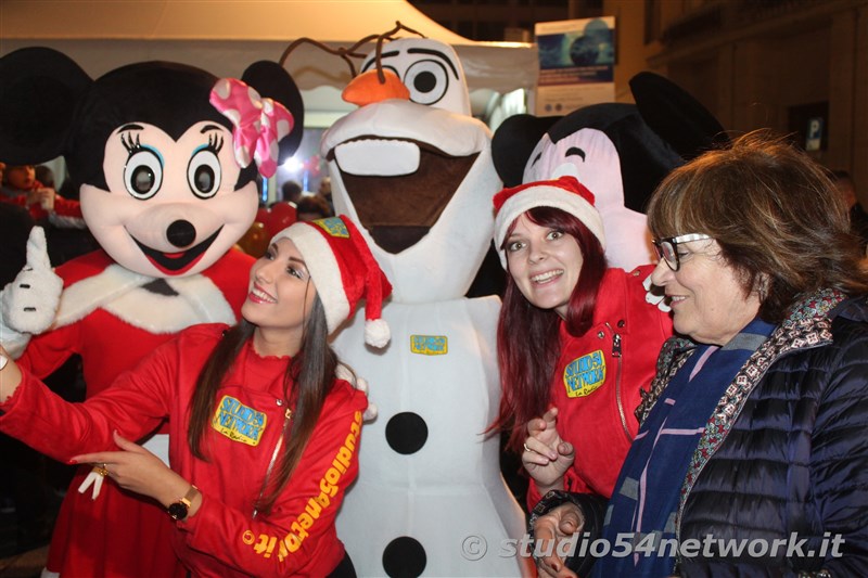 rande successo a Catanzaro su Corso Mazzini, per lo start delle feste natalizie, con il presepe di sabbia e il 54ChristmasTour,