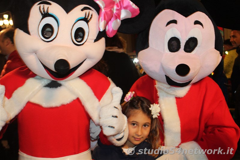 rande successo a Catanzaro su Corso Mazzini, per lo start delle feste natalizie, con il presepe di sabbia e il 54ChristmasTour,