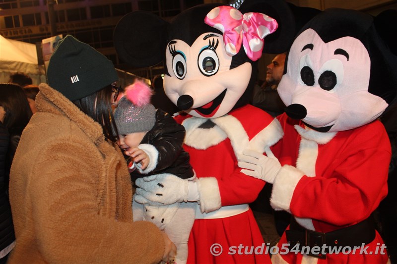 rande successo a Catanzaro su Corso Mazzini, per lo start delle feste natalizie, con il presepe di sabbia e il 54ChristmasTour,