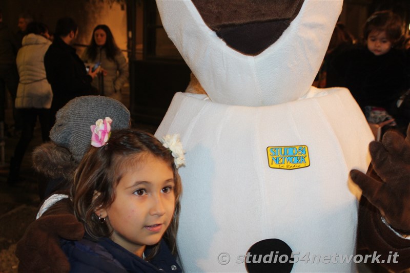 rande successo a Catanzaro su Corso Mazzini, per lo start delle feste natalizie, con il presepe di sabbia e il 54ChristmasTour,