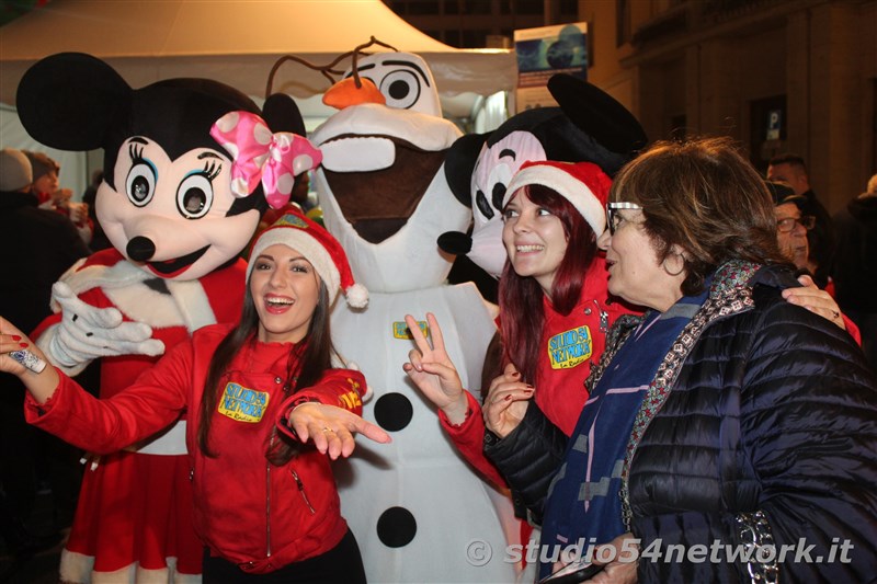 rande successo a Catanzaro su Corso Mazzini, per lo start delle feste natalizie, con il presepe di sabbia e il 54ChristmasTour,