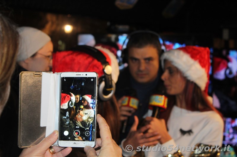 rande successo a Catanzaro su Corso Mazzini, per lo start delle feste natalizie, con il presepe di sabbia e il 54ChristmasTour,