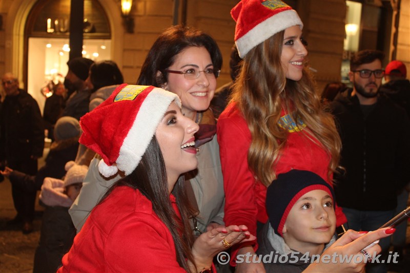 rande successo a Catanzaro su Corso Mazzini, per lo start delle feste natalizie, con il presepe di sabbia e il 54ChristmasTour,