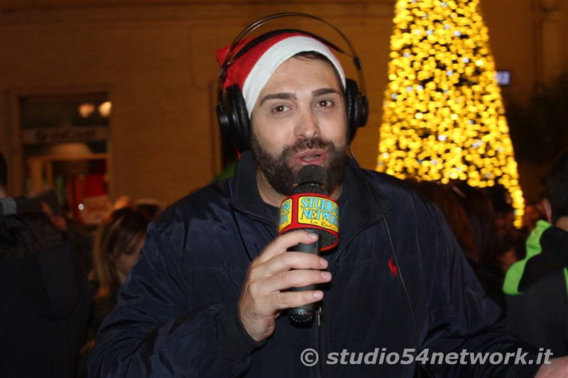 rande successo a Catanzaro su Corso Mazzini, per lo start delle feste natalizie, con il presepe di sabbia e il 54ChristmasTour,