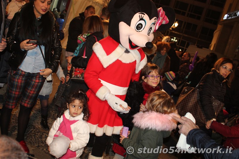 rande successo a Catanzaro su Corso Mazzini, per lo start delle feste natalizie, con il presepe di sabbia e il 54ChristmasTour,