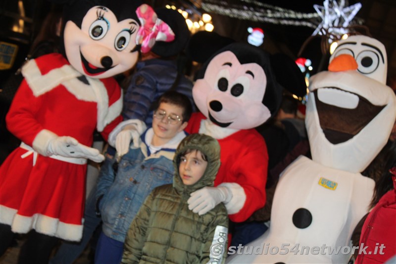 rande successo a Catanzaro su Corso Mazzini, per lo start delle feste natalizie, con il presepe di sabbia e il 54ChristmasTour,