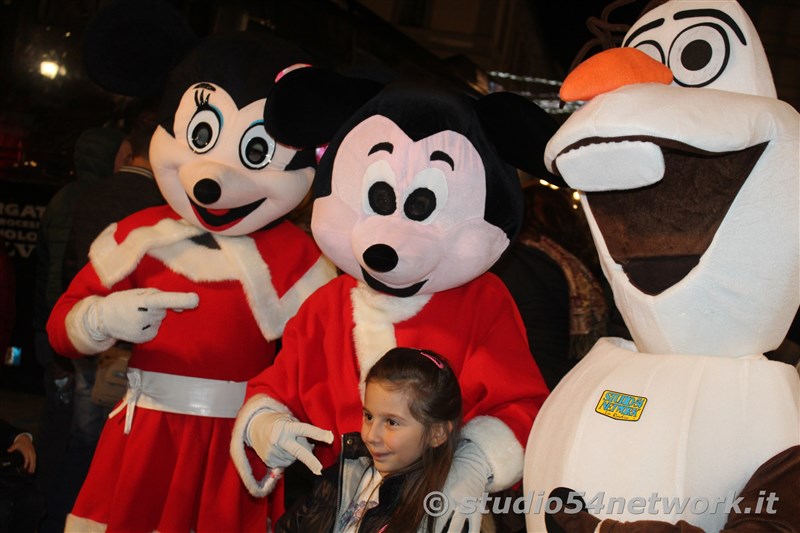 rande successo a Catanzaro su Corso Mazzini, per lo start delle feste natalizie, con il presepe di sabbia e il 54ChristmasTour,