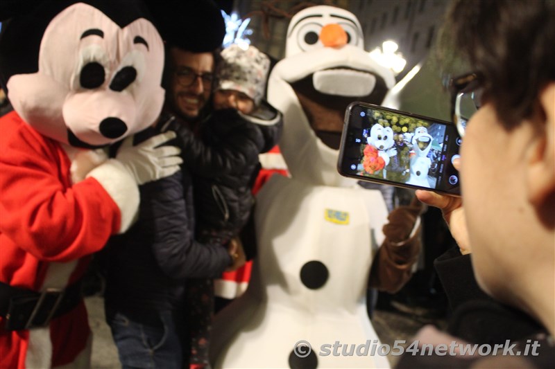 rande successo a Catanzaro su Corso Mazzini, per lo start delle feste natalizie, con il presepe di sabbia e il 54ChristmasTour,