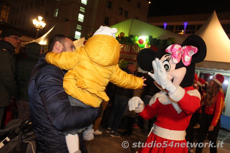 rande successo a Catanzaro su Corso Mazzini, per lo start delle feste natalizie, con il presepe di sabbia e il 54ChristmasTour,