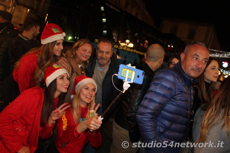 rande successo a Catanzaro su Corso Mazzini, per lo start delle feste natalizie, con il presepe di sabbia e il 54ChristmasTour,