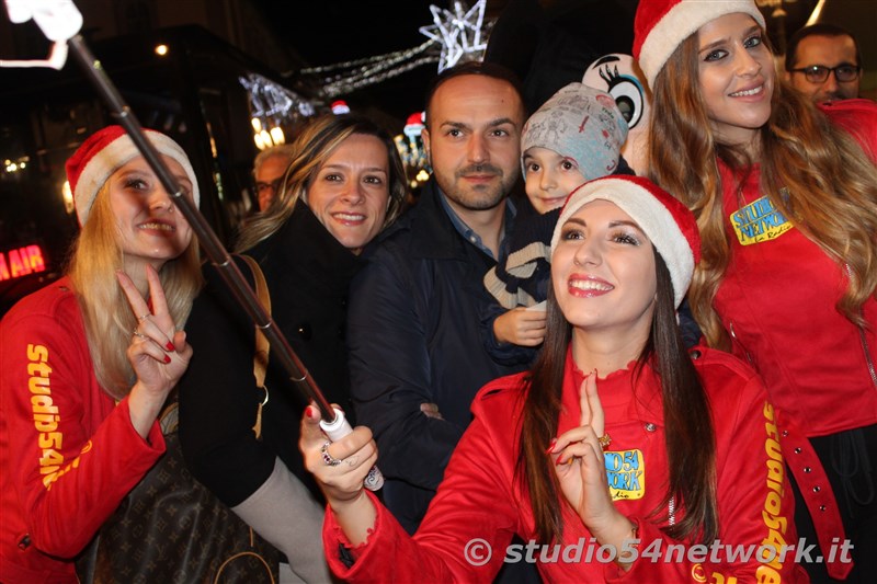 rande successo a Catanzaro su Corso Mazzini, per lo start delle feste natalizie, con il presepe di sabbia e il 54ChristmasTour,