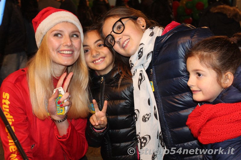 rande successo a Catanzaro su Corso Mazzini, per lo start delle feste natalizie, con il presepe di sabbia e il 54ChristmasTour,