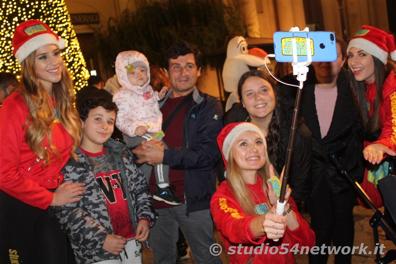 rande successo a Catanzaro su Corso Mazzini, per lo start delle feste natalizie, con il presepe di sabbia e il 54ChristmasTour,