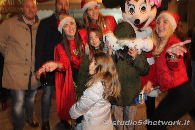 rande successo a Catanzaro su Corso Mazzini, per lo start delle feste natalizie, con il presepe di sabbia e il 54ChristmasTour,