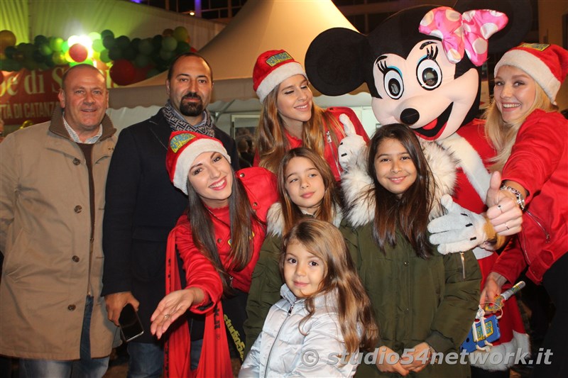 rande successo a Catanzaro su Corso Mazzini, per lo start delle feste natalizie, con il presepe di sabbia e il 54ChristmasTour,