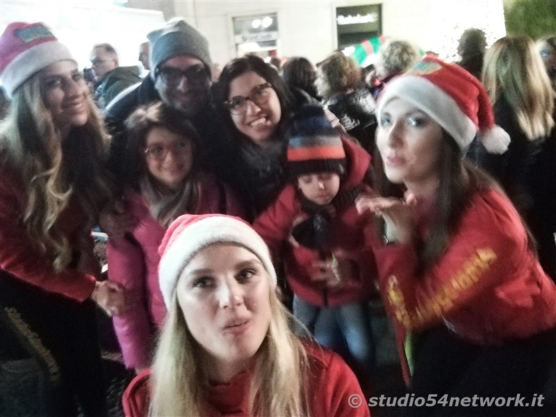 rande successo a Catanzaro su Corso Mazzini, per lo start delle feste natalizie, con il presepe di sabbia e il 54ChristmasTour,