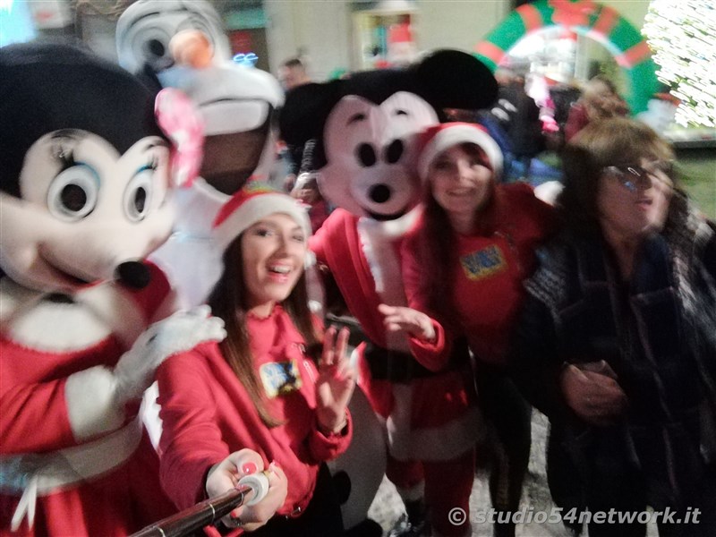 rande successo a Catanzaro su Corso Mazzini, per lo start delle feste natalizie, con il presepe di sabbia e il 54ChristmasTour,