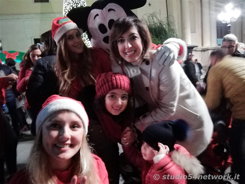 rande successo a Catanzaro su Corso Mazzini, per lo start delle feste natalizie, con il presepe di sabbia e il 54ChristmasTour,