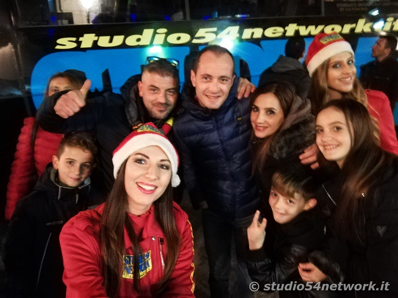 rande successo a Catanzaro su Corso Mazzini, per lo start delle feste natalizie, con il presepe di sabbia e il 54ChristmasTour,