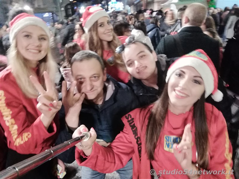 rande successo a Catanzaro su Corso Mazzini, per lo start delle feste natalizie, con il presepe di sabbia e il 54ChristmasTour,