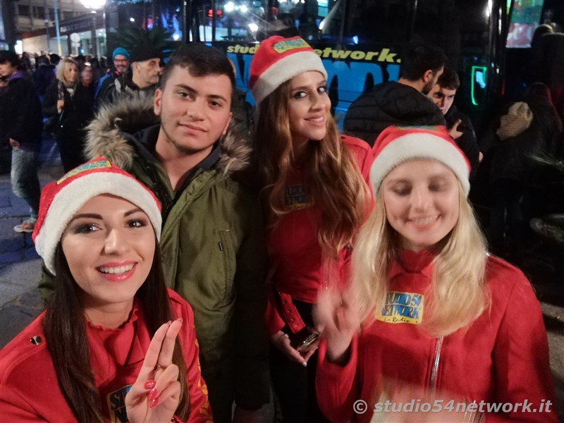 rande successo a Catanzaro su Corso Mazzini, per lo start delle feste natalizie, con il presepe di sabbia e il 54ChristmasTour,