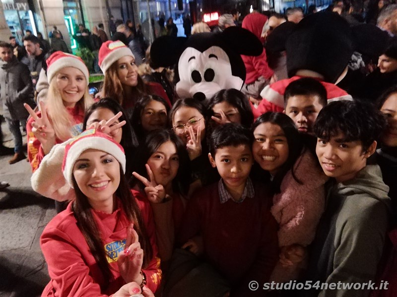 rande successo a Catanzaro su Corso Mazzini, per lo start delle feste natalizie, con il presepe di sabbia e il 54ChristmasTour,