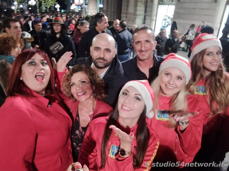 rande successo a Catanzaro su Corso Mazzini, per lo start delle feste natalizie, con il presepe di sabbia e il 54ChristmasTour,