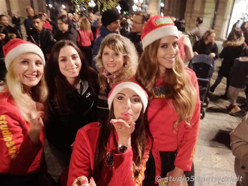 rande successo a Catanzaro su Corso Mazzini, per lo start delle feste natalizie, con il presepe di sabbia e il 54ChristmasTour,