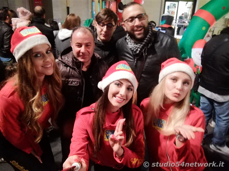 rande successo a Catanzaro su Corso Mazzini, per lo start delle feste natalizie, con il presepe di sabbia e il 54ChristmasTour,