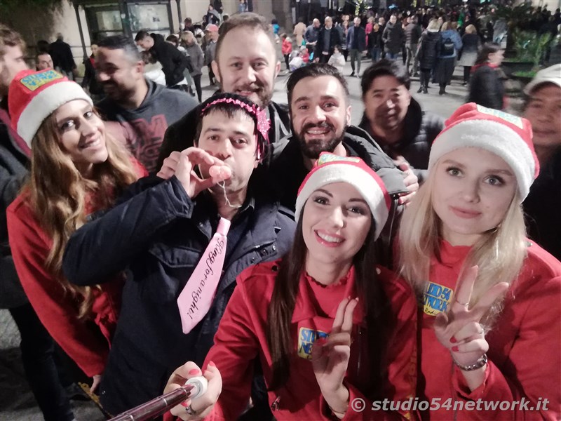 rande successo a Catanzaro su Corso Mazzini, per lo start delle feste natalizie, con il presepe di sabbia e il 54ChristmasTour,