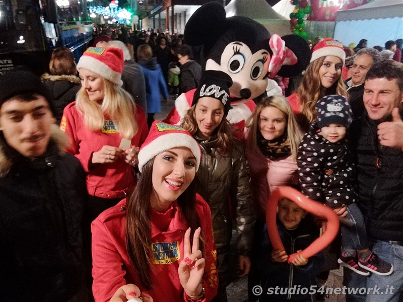 rande successo a Catanzaro su Corso Mazzini, per lo start delle feste natalizie, con il presepe di sabbia e il 54ChristmasTour,